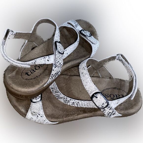 Taos BEAUTY 2 Womens 6 Leather Sandals White Snake Hook Loop Buckle BE2-13786 - Picture 1 of 4